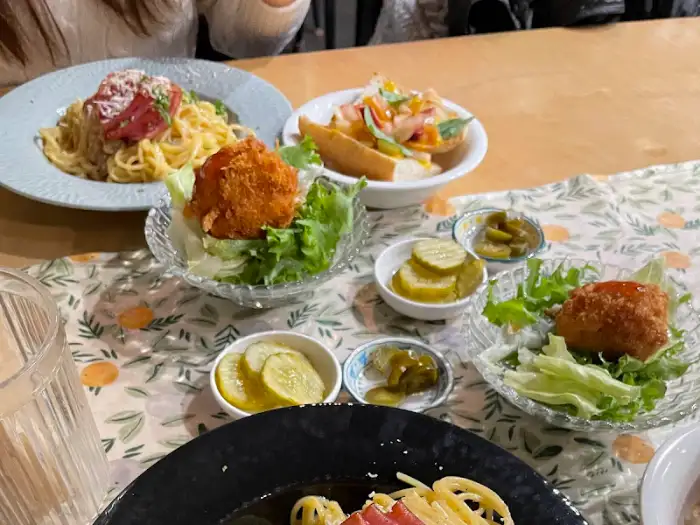 다양한 가정식 메뉴와 샐러드, 튀김 요리