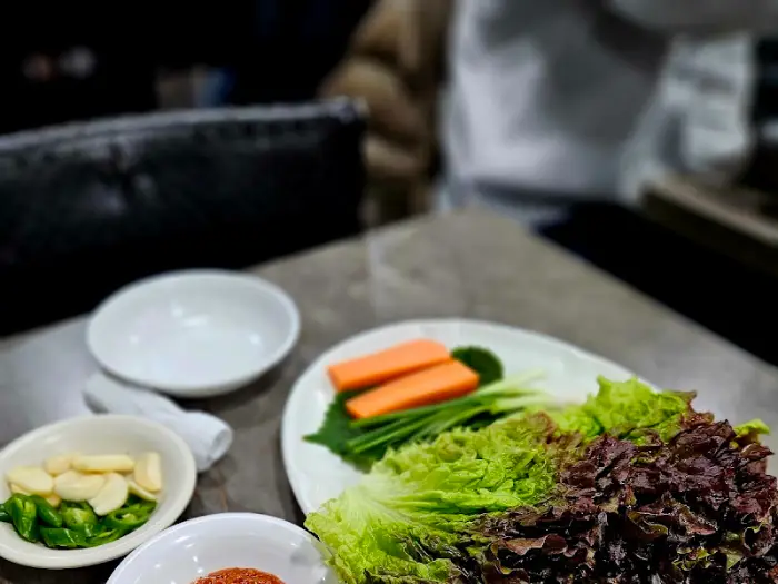 신선한 쌈 채소와 마늘, 고추가 준비된 사진