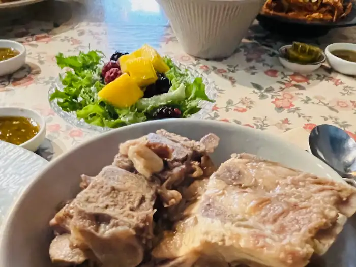 푸짐한 고기 찜과 신선한 샐러드