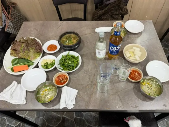 테이블에 세팅된 다양한 음식과 술병 사진