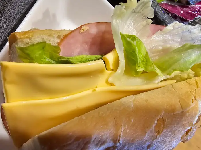 테이블 위에 차려진 다양한 가정식 메뉴