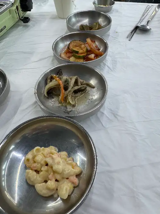 다양한 밑반찬이 정갈하게 담겨 있습니다.