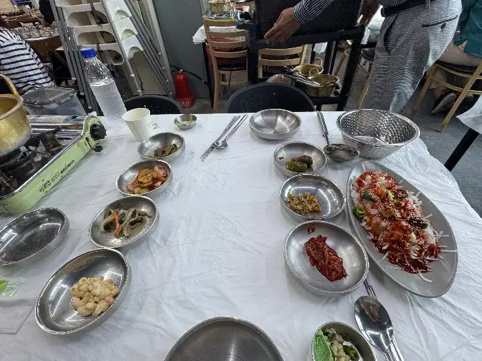 여러 가지 반찬과 젓갈