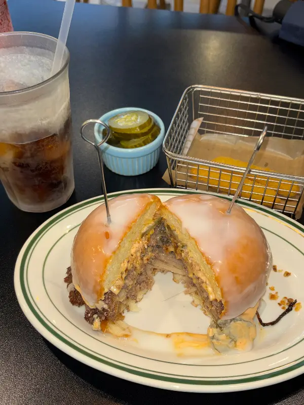 반으로 갈라진 글레이즈드 버거