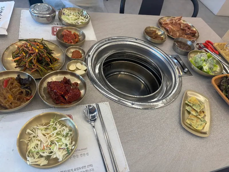 넓고 깔끔한 매장 내부