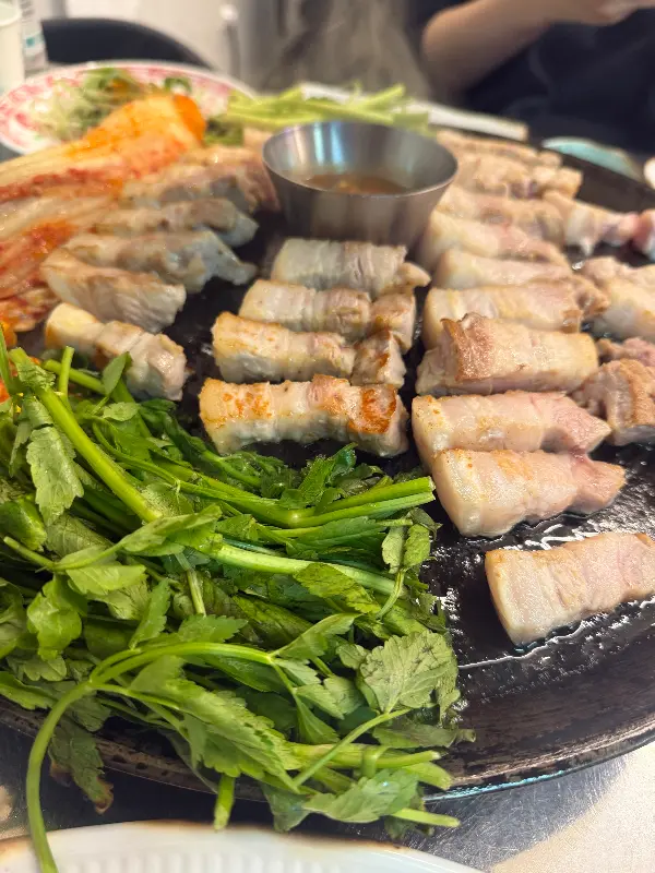 솥뚜껑 위에 만들어진 볶음밥