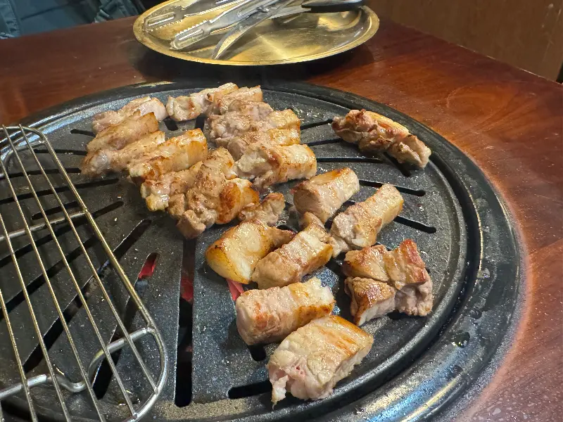 잘 구워진 삼겹살