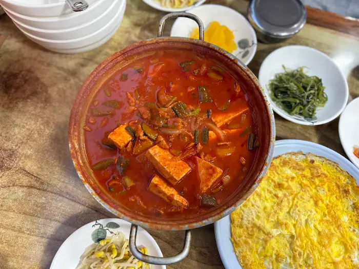 돼지찌개와 반찬