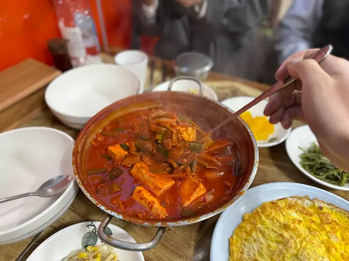 밥 비벼 먹는 모습