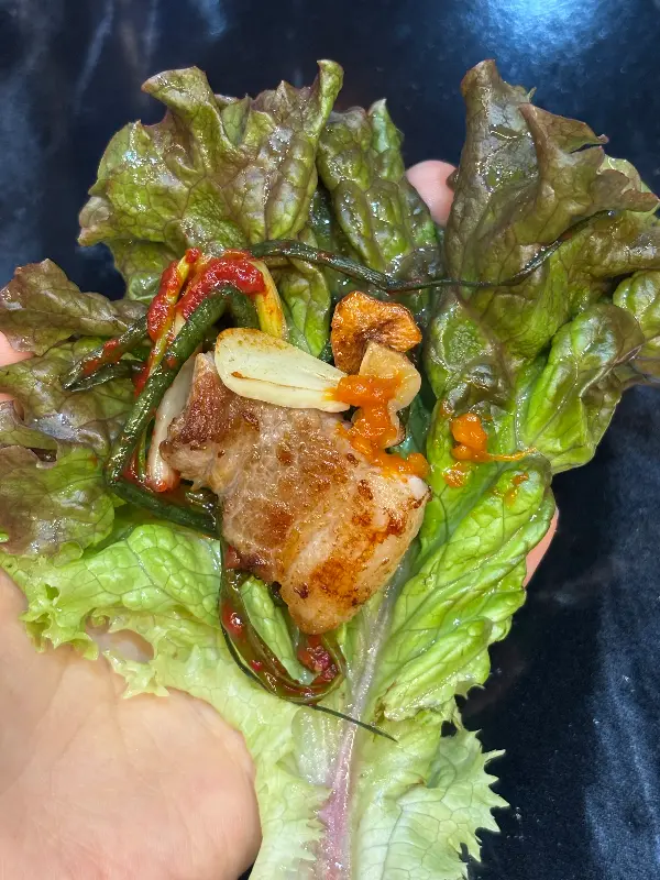 쌈 채소에 싸 먹는 삼겹살