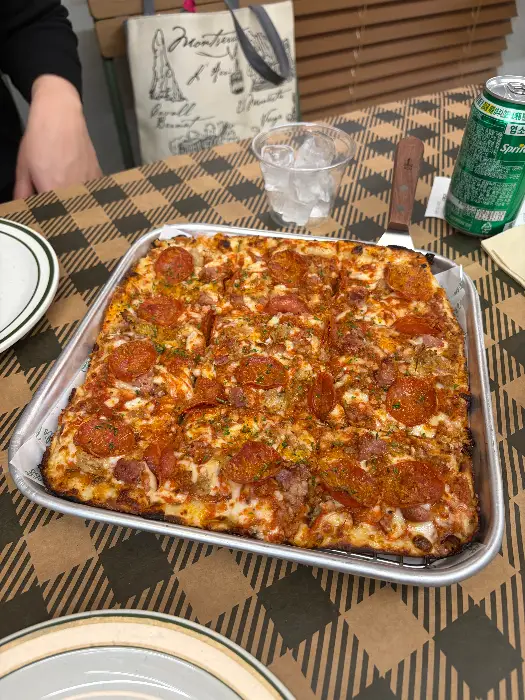 다양한 토핑의 사각형 피자