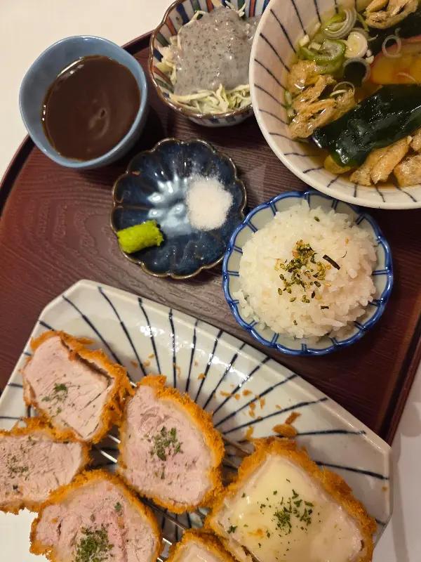 깔끔하게 차려진 돈까스 한 상