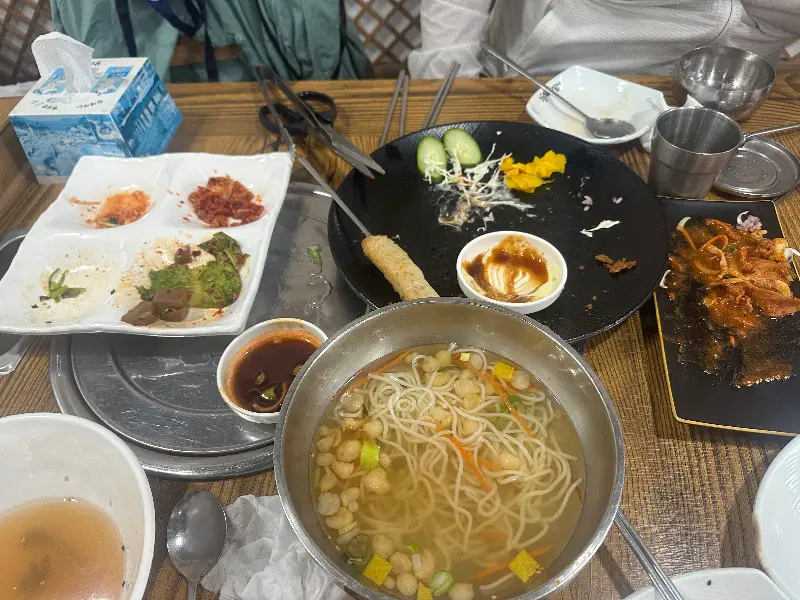 식사를 마친 테이블 풍경