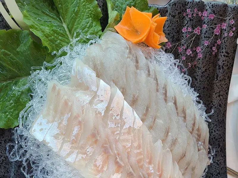 윤기가 흐르는 신선한 회