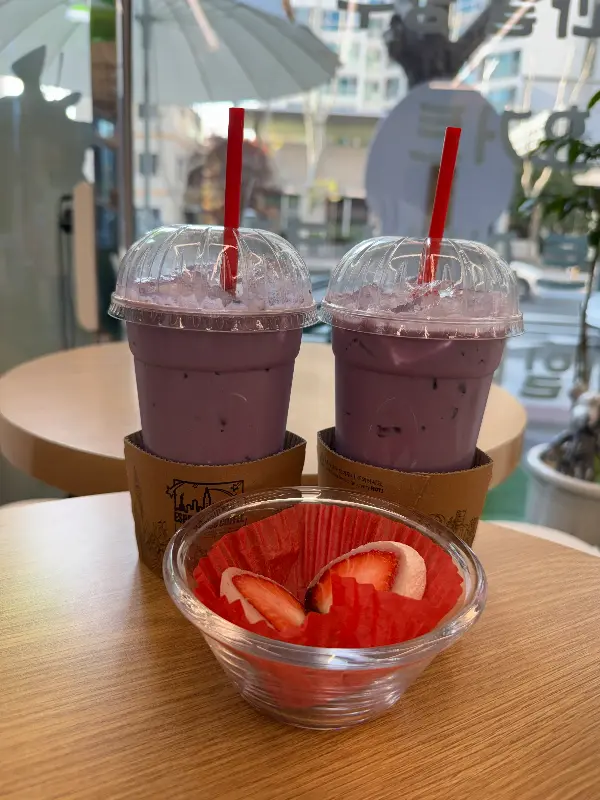 딸기 모찌와 우베라떼
