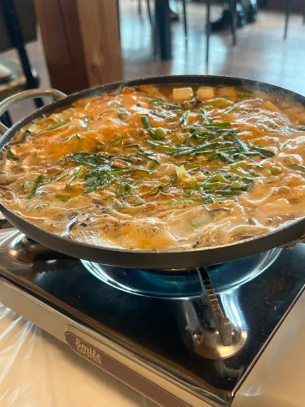 보글보글 끓는 청국장의 구수한 향이 코를 자극한다.