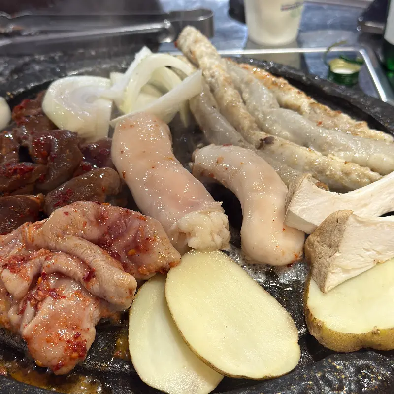 돌판 가득한 모듬구이