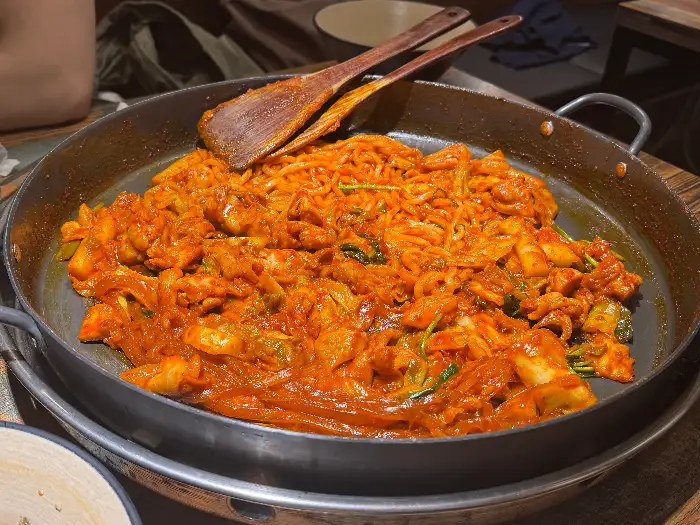 닭갈비가 거의 다 익었을 때의 모습