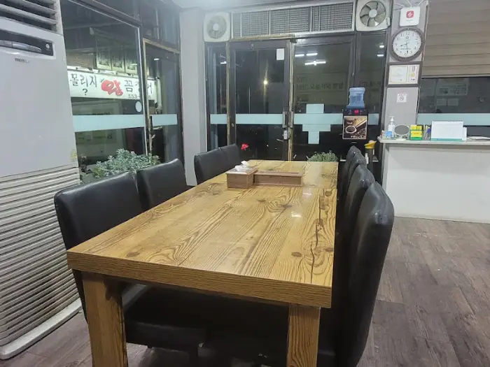 테이블과 의자가 놓인 식당 내부 모습