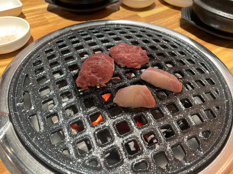 숯불 위에서 익어가는 다양한 부위의 고기