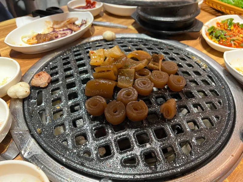 노릇하게 구워진 껍데기