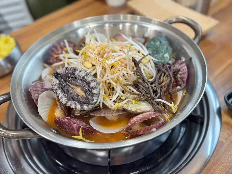 해산물이 가득한 냄비