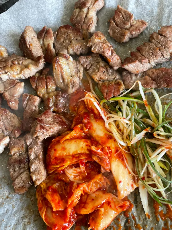 숯불에 구워진 삼겹살과 김치