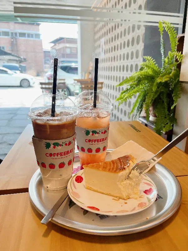 테이블 위에 놓인 음료와 디저트