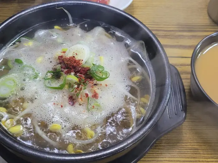 김이 모락모락 나는 콩나물국밥 클로즈업 사진