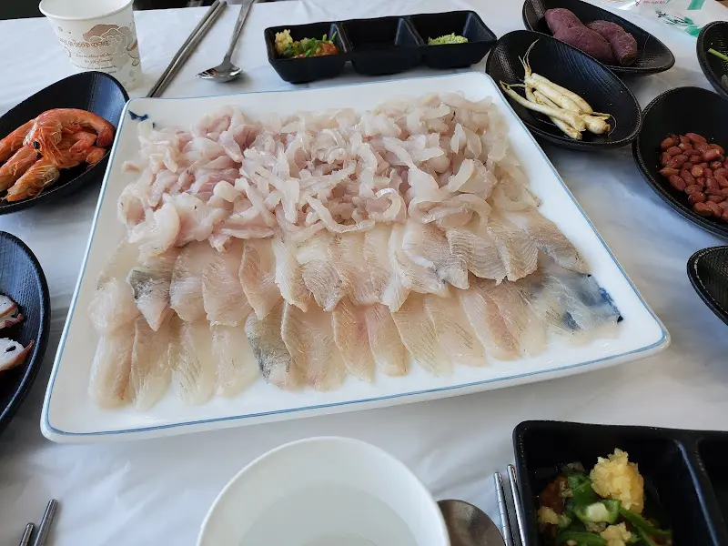 전어회와 곁들임 반찬