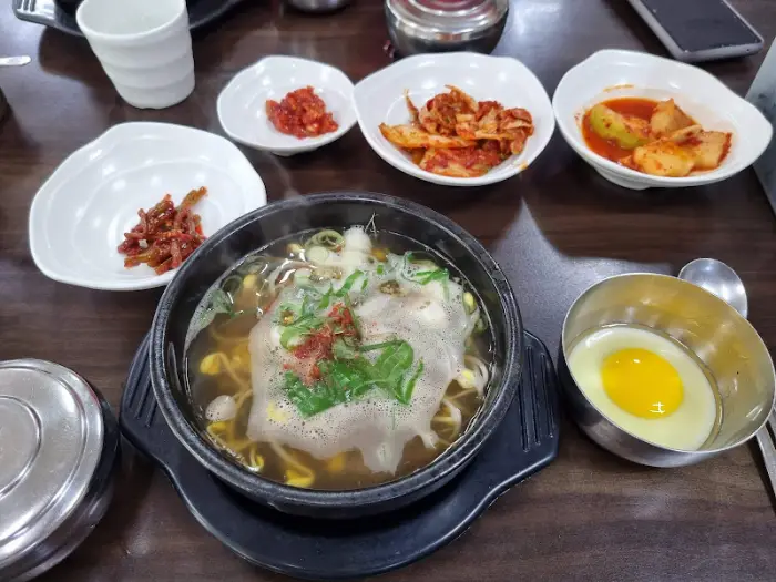 콩나물국밥과 함께 나온 밑반찬들, 김치, 오징어젓, 무말랭이 등