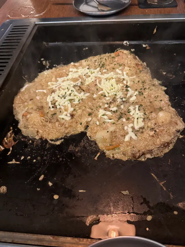 몬자야끼 위에 뿌려진 치즈