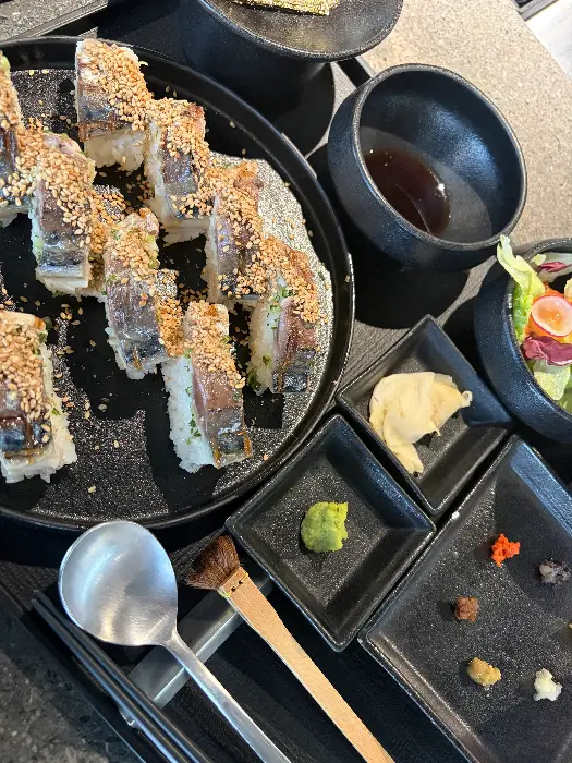 고등어봉초밥이 먹음직스럽게 담겨 있는 모습