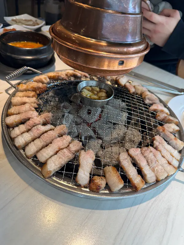 숯불 위에서 익어가는 삼겹살