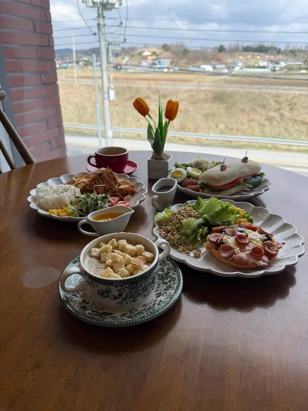 테이블 위에 놓인 브런치와 커피