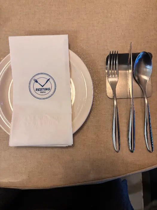 레스팅 로고가 새겨진 냅킨과 커트러리
