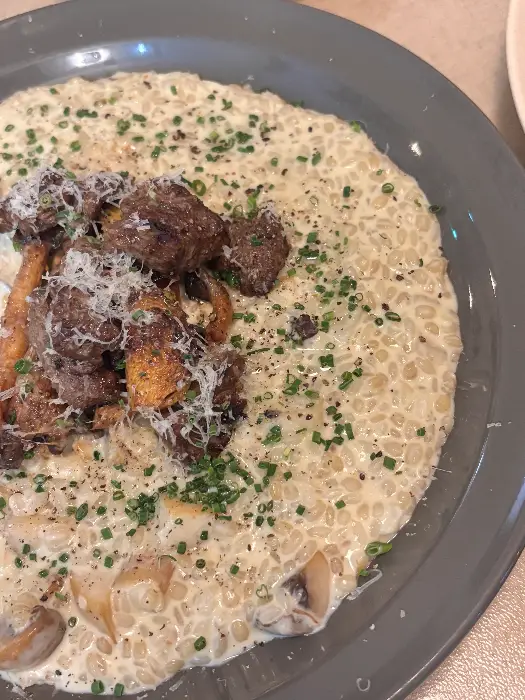 고기 토핑이 듬뿍 올라간 리조또