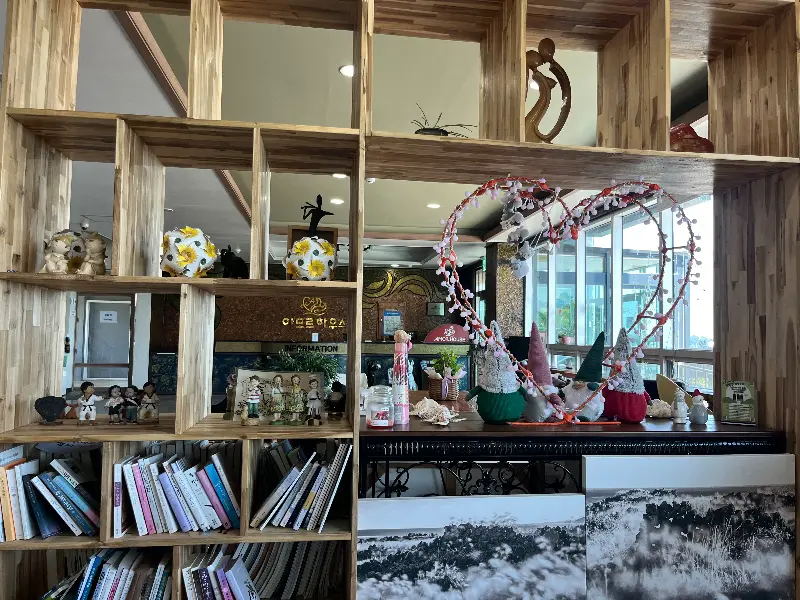 깔끔하고 정갈한 식당 내부