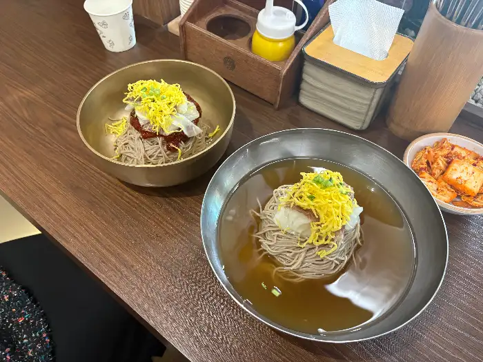 두 그릇의 물막국수와 곁들임 반찬