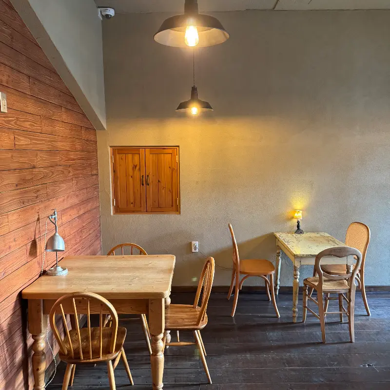 아늑하고 편안한 분위기의 카페 내부