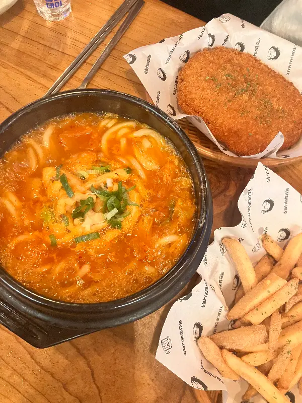 김치우동, 돈까스, 감자튀김