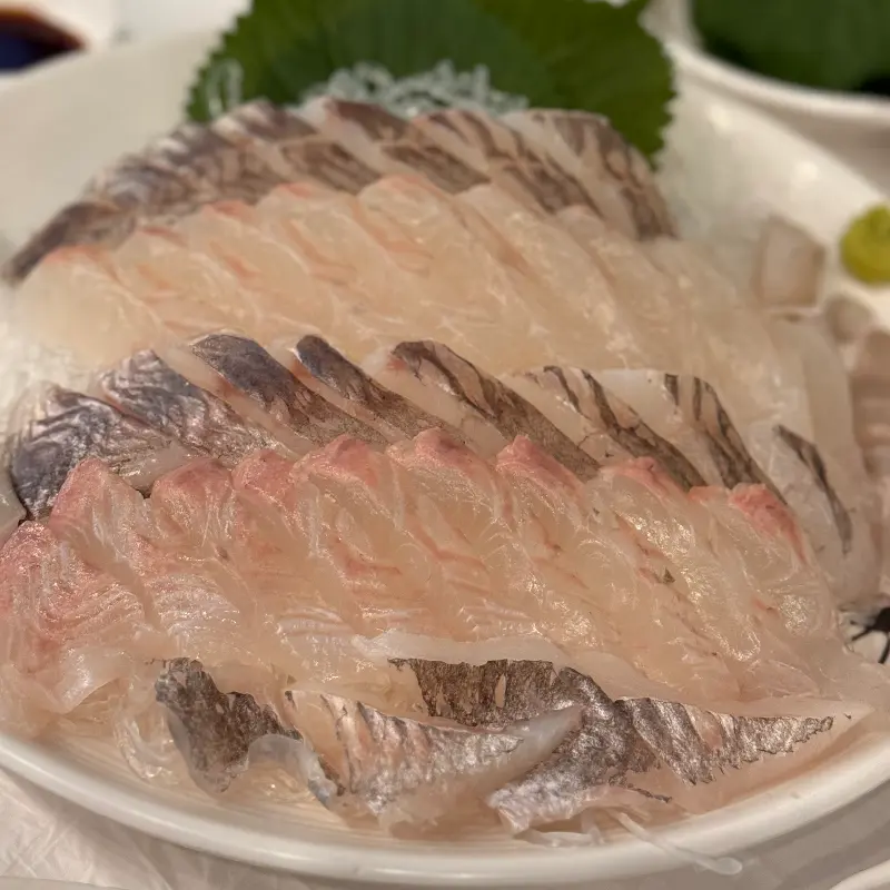 두툼하게 썰린 대방어 회