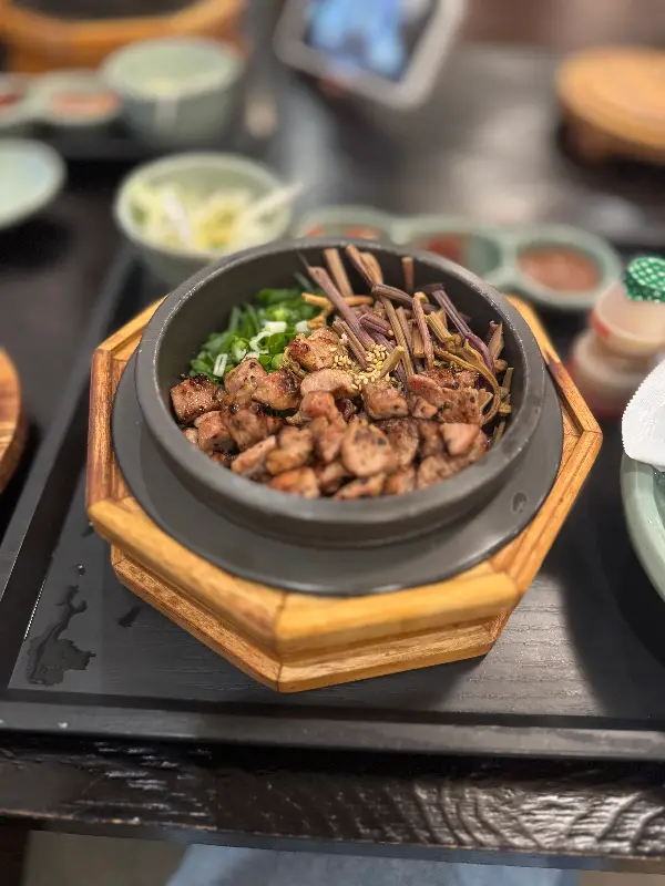 스테이크 솥밥의 비주얼, 밥 위에 스테이크가 듬뿍 올려져 있어 먹음직스럽다.