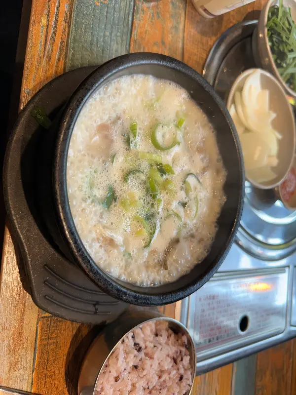 뽀얀 국물의 순대국