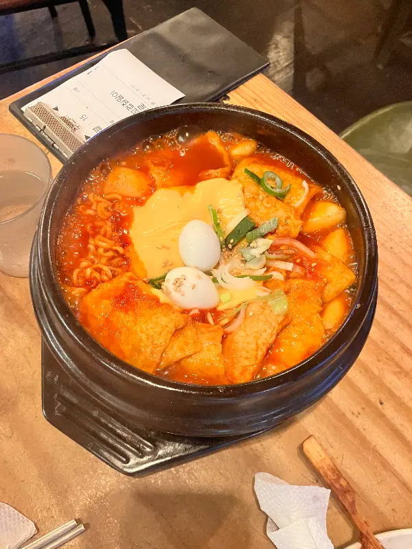 치즈가 듬뿍 올려진 라볶이