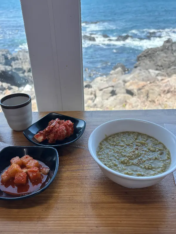 창가 좌석에서 바라본 바다