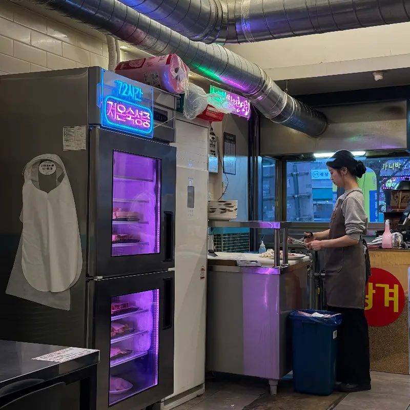 고기가 숙성되고 있는 냉장고