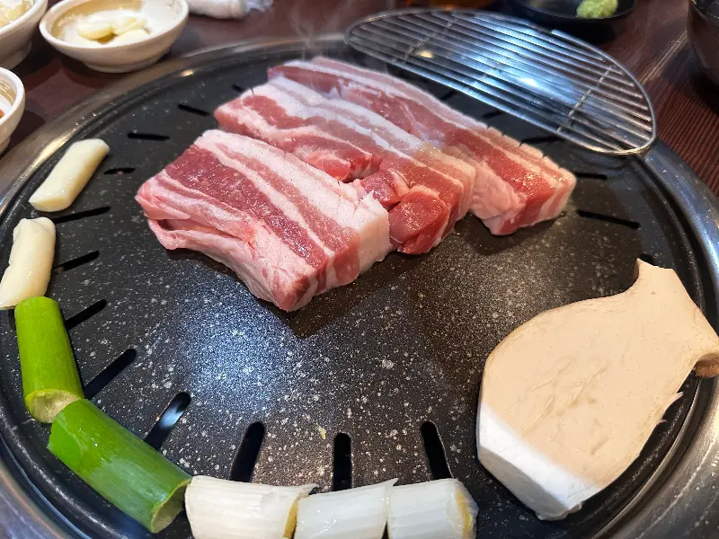 불판 위에서 익어가는 숙성 삼겹살과 목살