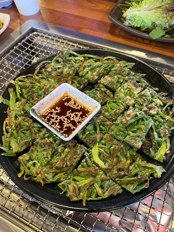 향긋한 미나리가 듬뿍 들어간 미나리전