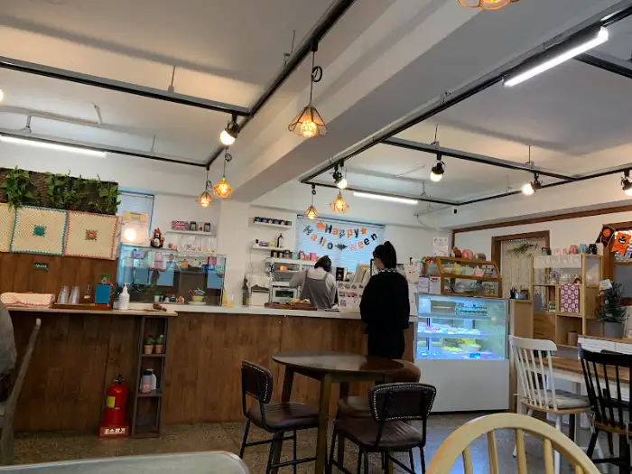 따뜻한 조명이 켜진 가게 내부 모습